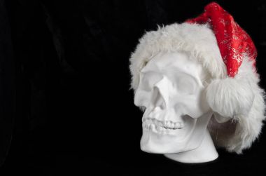 Santa CIA siyah bir arka plan üzerinde beyaz sıva insan kafatası