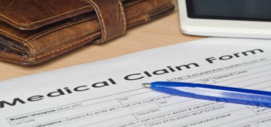 ahşap bir yüzey üzerinde tıbbi talep formu 