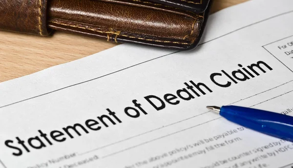 Statement of death claim form on a wooden surface — Stock Photo, Image