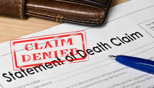 Statement of death claim form on a wooden surface — Stock Photo, Image