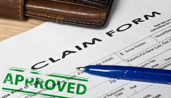 Claim form on a wooden surface — Stock Photo, Image