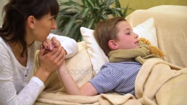 Genç anne ve yatakta hasta oğlu 