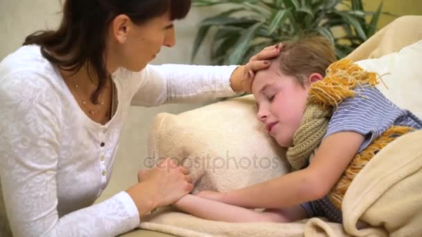 Молодая мать и ее больной сын в постели — стоковое видео