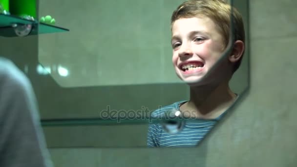 Niño joven cepillándose los dientes en el baño — Vídeos de Stock