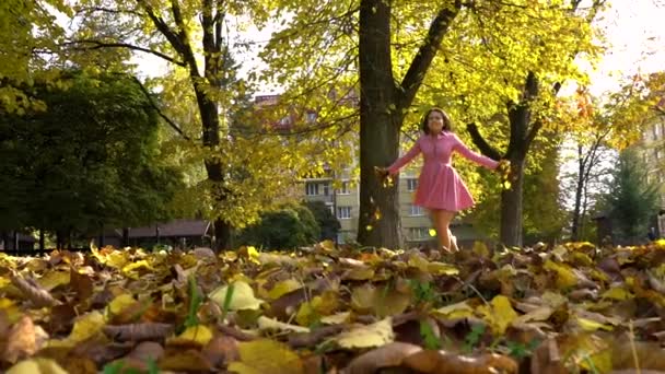 Fille heureuse dans le parc d'automne