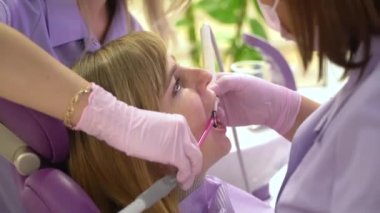 Kadın Kliniği profesyonel diş beyazlatma diş sağlığı uzmanı ve diş hekimi ve ultrason Temizleme. Odontic ve ağız sağlığı ve hijyen diş hekimliği yardım ile insan yaşamının önemli parçasıdır 