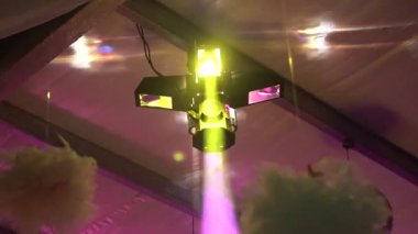 bir konserinde renkli ışıklar