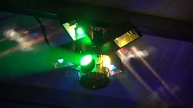 bir konserinde renkli ışıklar