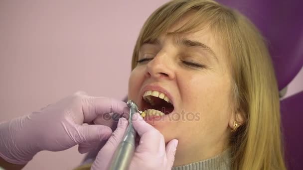 Жінка біля стоматолога, стоматолог-гігієніст і відбілювання зубів професійного клініки. Здоров'я Odontic і рота і гігієни є важливою частиною життя людини, стоматологія, допомогти з — стокове відео