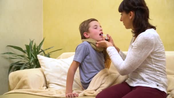 Young mother and her sick son in bed — Stock Video