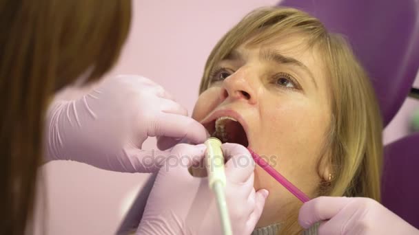 Žena v dentální hygienistka a zubní klinika profesionální bělení zubů a čištění ultrazvukem. Odontic a ústa zdraví a hygiena je důležitou součástí lidského života, který stomatologie pomoci s 