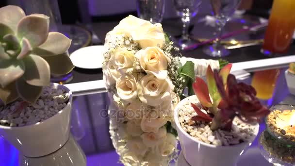 Букет нареченої стоїть на столі — стокове відео