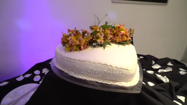 Bröllopstårta på en festlig bord — Stockvideo