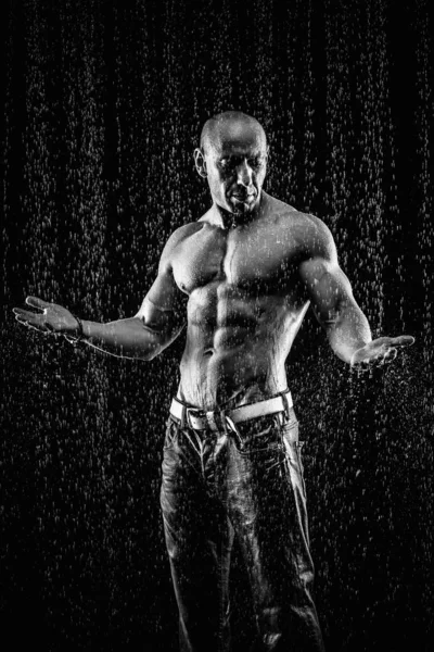 Sehr Muskulöser Gut Aussehender Athletischer Mann Regen — Stockfoto