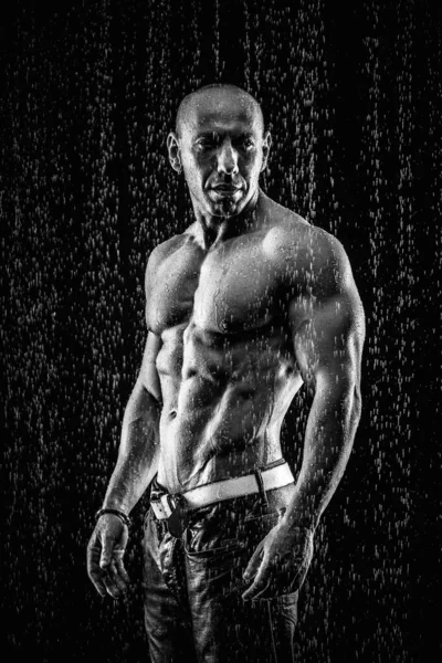 Uomo Atletico Molto Muscoloso Bello Sotto Pioggia — Foto Stock