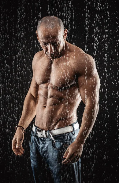 Πολύ Μυώδης Όμορφος Αθλητικός Άνδρας Στη Βροχή — Φωτογραφία Αρχείου