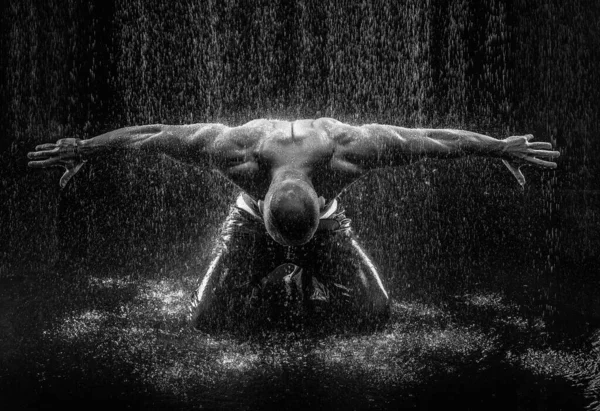 非常肌肉英俊健壮的男人在雨中 — 图库照片