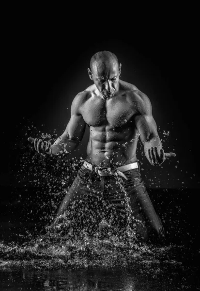 Hombre Atlético Guapo Muy Musculoso Golpeando Con Una Mano Agua — Foto de Stock