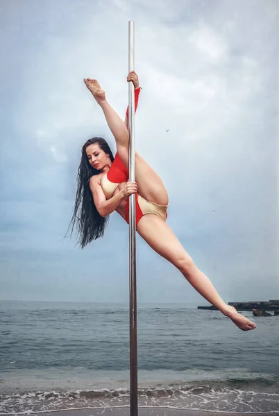 Female Pole Dancer Sea Sky — Stock Photo, Image