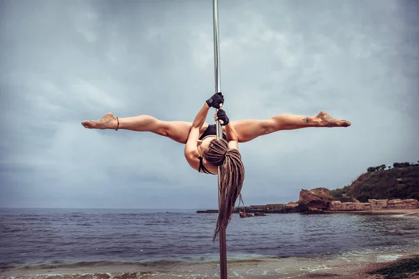 Denize Gökyüzüne Karşı Kadın Direk Dansçısı — Stok fotoğraf