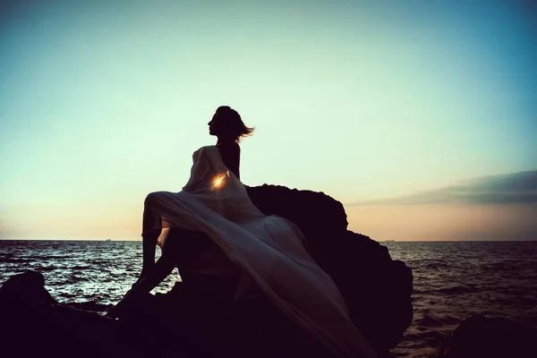 Beyaz Elbiseli Güzel Bir Kadın Kayanın Üstünde — Stok fotoğraf
