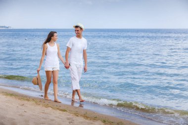 Kumsalda yürüyen çift aşk çift kucaklayan