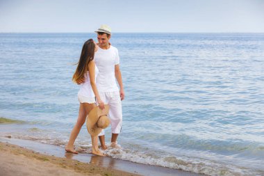 Kumsalda yürüyen çift aşk çift kucaklayan