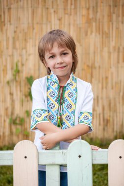 Geleneksel gömlekle poz veren Ukraynalı güzel bir çocuğun portresi.