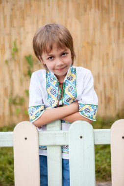 Geleneksel gömlekle poz veren Ukraynalı güzel bir çocuğun portresi.