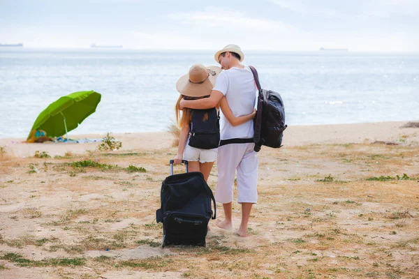 Young Couple Love Beach Travel Bags — Stock Photo, Image