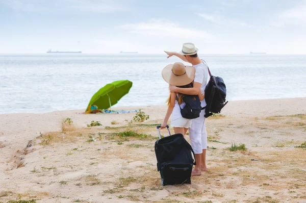 Pareja Joven Enamorada Playa Con Bolsas Viaje —  Fotos de Stock