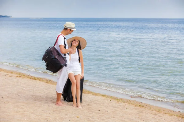 Kumsalda Birbirine Aşık Genç Bir Çift Seyahat Çantasıyla — Stok fotoğraf