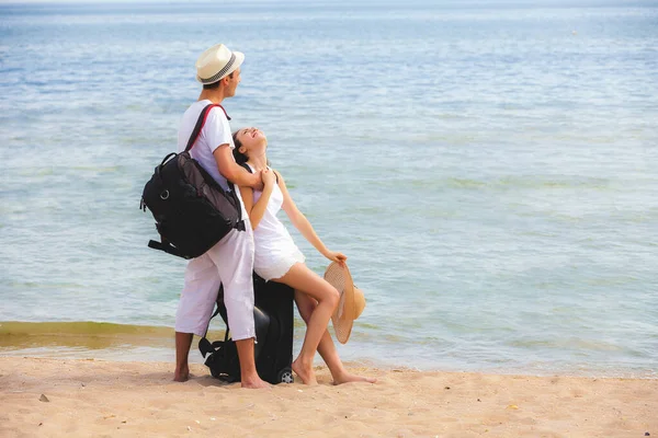 Jeune Couple Amoureux Sur Plage Avec Des Sacs Voyage — Photo