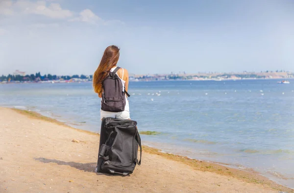 Young Woman Hand Sitting Traveling Bag Looking Sea — Stock Photo, Image