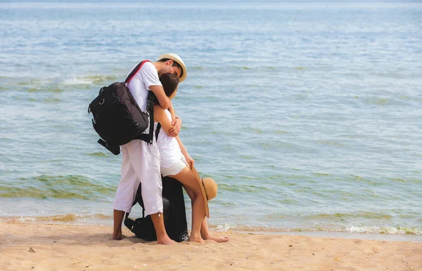 Pareja Joven Enamorada Playa Con Bolsas Viaje —  Fotos de Stock