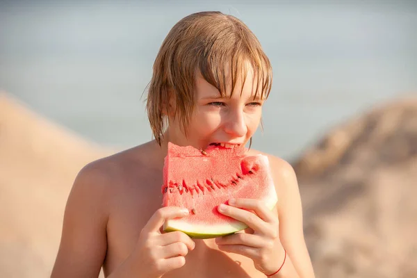 Joyeux Garçon Sur Mer Avec Pastèque — Photo