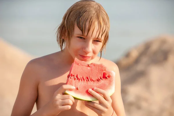 快乐的男孩在海上与西瓜 — 图库照片
