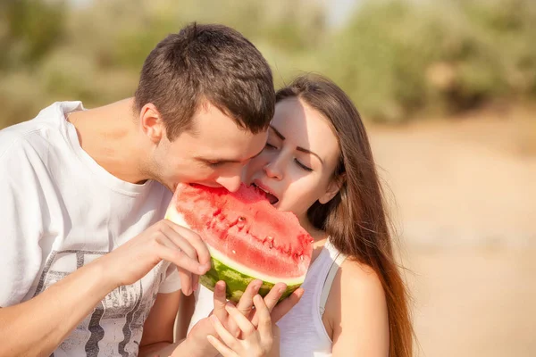 Jong Koppel Samen Eten Van Verse Meloen Glimlachen — Stockfoto