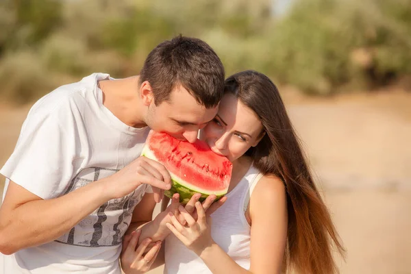 Jong Koppel Samen Eten Van Verse Meloen Glimlachen — Stockfoto