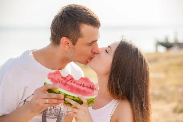 Jong Koppel Samen Eten Van Verse Meloen Glimlachen — Stockfoto