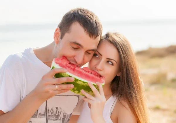 Sorridente Giovane Coppia Mangiare Melone Fresco Insieme — Foto Stock