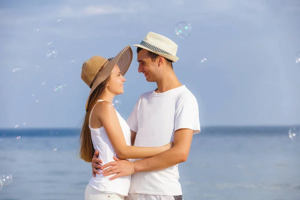 Atractiva Pareja Abrazándose Playa — Foto de Stock