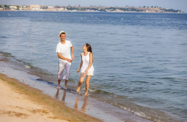 砂浜のビーチで実行されているカップル — ストック写真