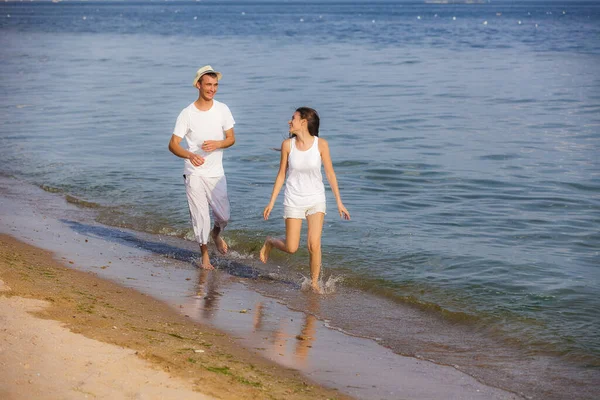 Pareja Corriendo Una Playa Arena — Foto de Stock