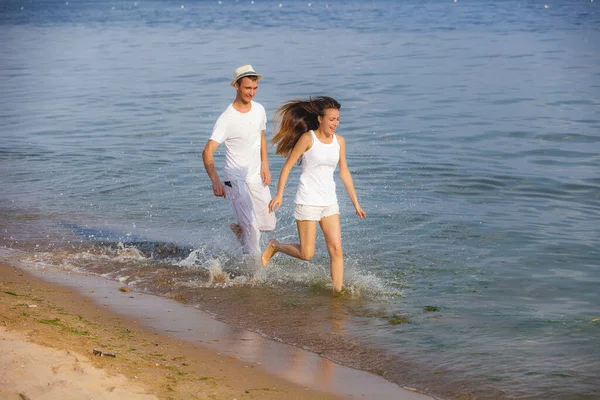 Casal Correndo Uma Praia Areia — Fotografia de Stock