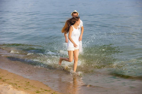 Casal Correndo Uma Praia Areia — Fotografia de Stock