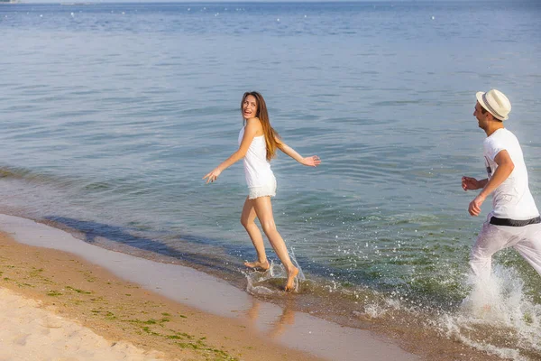 Couple Courant Sur Une Plage Sable Fin — Photo