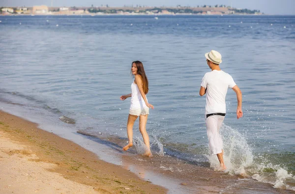 Casal Correndo Uma Praia Areia — Fotografia de Stock