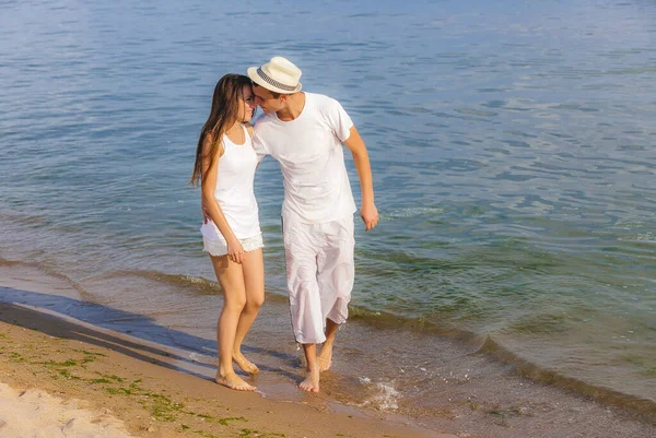 Casal Atraente Abraçando Praia — Fotografia de Stock