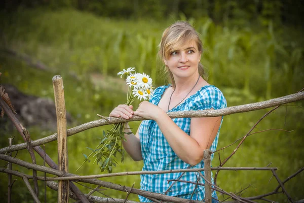 Retrato Uma Menina Bonita Com Floiwers — Fotografia de Stock